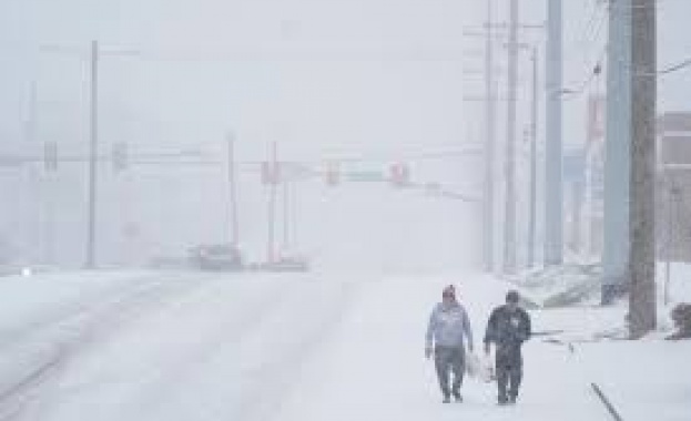 Хиляди полети в САЩ насрочени за уикенда бяха отменени заради