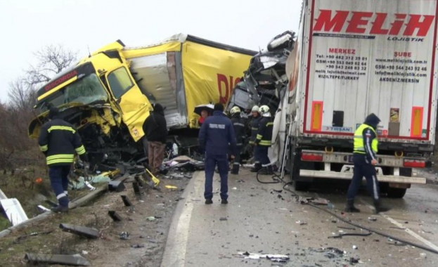 Тежка катастрофа между три товарни автомобила и лека кола е