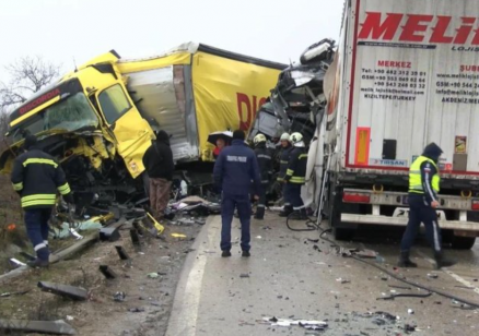 Тежка катастрофа между три тира и кола край Видин, един от шофьорите загина