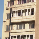 Саниране на блок остави мъж и болния му баща 9 дни без прозорци