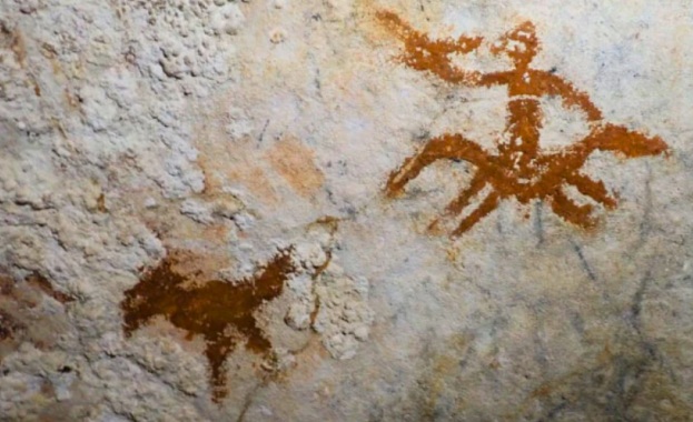 Очертанията на ръка нарисувани с червен пигмент на стената на