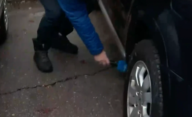 Мъж спа под колата си за да охранява регистрационните ѝ