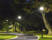 Най-големият урок в живота е никога да не се...