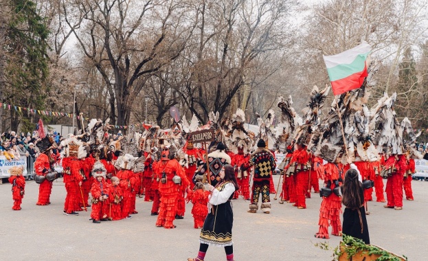 Оглушително кукерско сборище превзе Ямбол в първия ден от състезателните дефилета на „Кукерландия 2026”