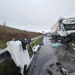 Камион се вряза в чакащи тирове на "Капитан Андреево", шофьорът загина