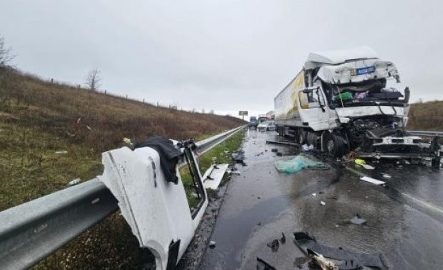 Камион се вряза в чакащи тирове на "Капитан Андреево", шофьорът загина