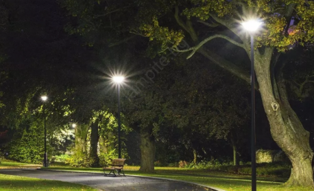 Най-големият урок в живота е никога да не се...