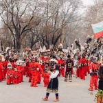 Оглушително кукерско сборище превзе Ямбол в първия ден от състезателните дефилета на „Кукерландия 2026”