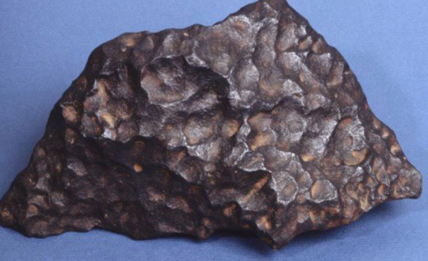 Деветгодишно момиче откри метеорит на плаж близо до дома си