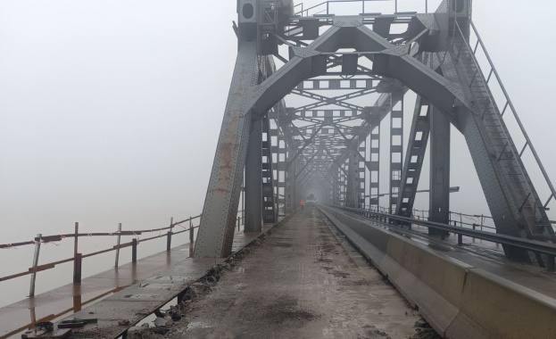 Монтирани са 16 нови стоманобетонни пътни панела от предвидените общо