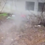 Гейзери от вряла вода избиват в мазетата на столичен блок, пара излиза пред входа