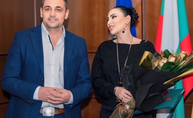 Кметът на Община Етрополе инж Владимир Александров и председателят на