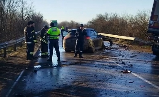 Черен лед върху пътната настилка най вероятно е предизвикал тежката