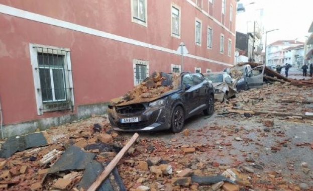 Стихията донесе със себе си ураганен вятър със скорост до