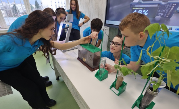 Нов STEM център на два етажа с общо 8 зали