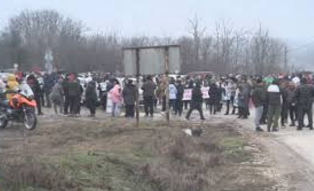 Протестиращи срещу войната по пътищата се събраха на път I