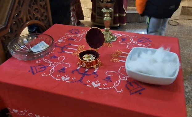 Частица от мощите на свети Трифон е изложена за поклонение