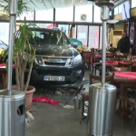 Пикап влетя в ресторант: Какво е състоянието на ранената жена?