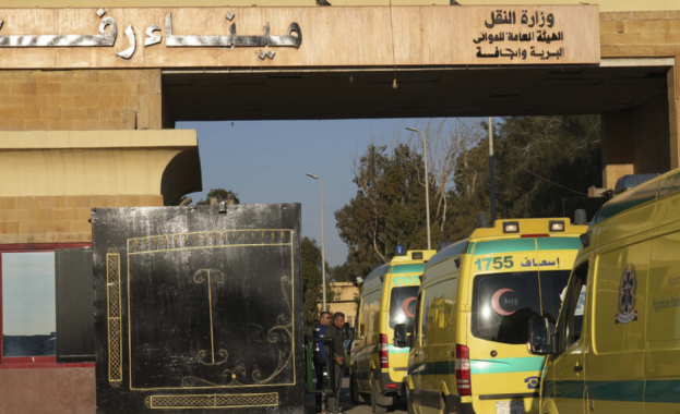 Единственият граничен пункт на Газа с Египет Рафах беше отворен