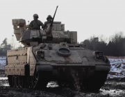 Американската армия разполага бойни машини M2A3 Bradley за демонстрация на сила с реален огън близо до руската граница