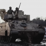 Американската армия разполага бойни машини M2A3 Bradley за демонстрация на сила с реален огън близо до руската граница
