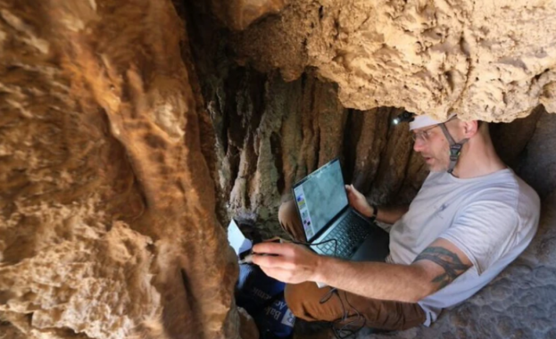 Когато пещерната биоложка Хейзъл Бартън навлиза в пълния мрак на