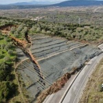 Магистрала в Гърция остава затворена за втори ден след свлачище