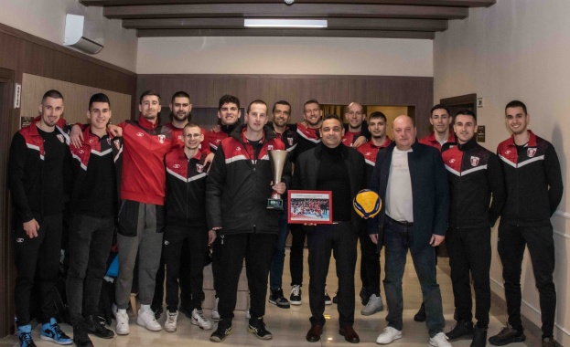 Волейболистите от ВК Етрополе посетиха кмета на Община Етрополе инж