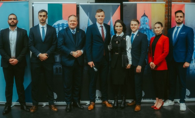 Делегация на младежката организация на Възраждане водена от нейния председател