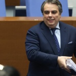 Повече от час Асен Василев коментира от трибуната в НС вота в чужбина секция по секция и колко българи ще бъдат лишени от право на глас