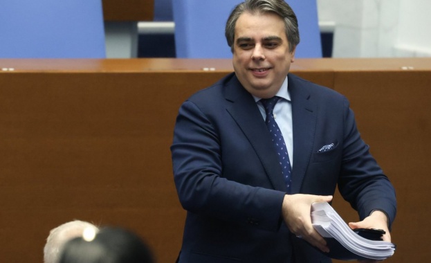 Повече от час председателят на Продължаваме промяната Асен Василев коментира