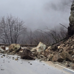 Свлачище ограничи движението по пътя София-Кулата