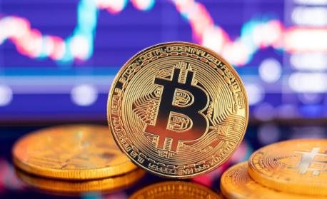 След рекордите: Биткойнът отчете корекция, експерти призовават за спокойствие