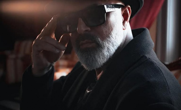 Красимир Недялков е дизайнер шоумен и попизпълнител който стана част