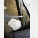 Тръба на „Топлофикация“ изригва в мазето на блок в столичния квартал „Дианабад“ и го наводнява