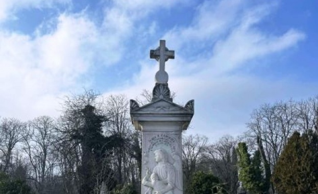 С военен ритуал и полагане на венци и цветя бе