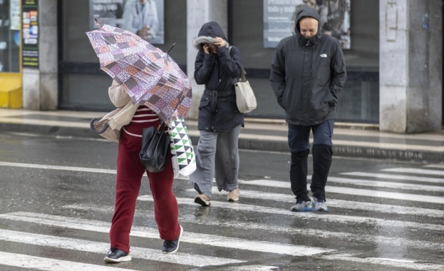 Над 100 пътни отсечки остават изцяло или частично затворени след