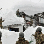 Над 40 души загинаха заради снежния апокалипсис в Япония