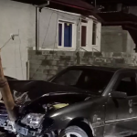 Пиян и без книжка: 17-годишен младеж се заби с кола в уличен стълб в Разград