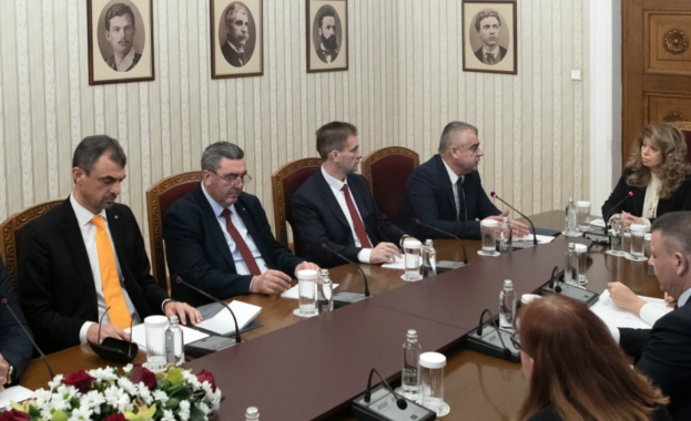 Служебният министър председател трябва да се справи с множеството предизвикателства