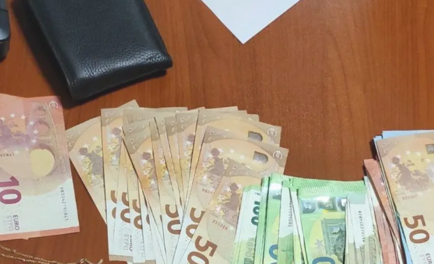 Двама души бяха задържани при опит да напуснат страната през