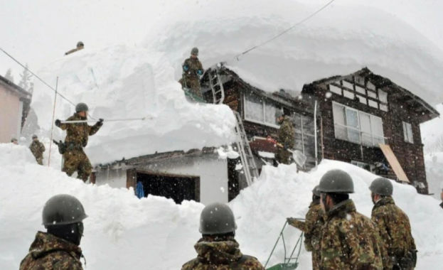 Най малко 46 души станаха жертви на силните снеговалежи в