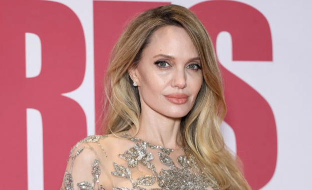 На червения килим в Париж 50 годишната Анджелина Джоли изглеждаше