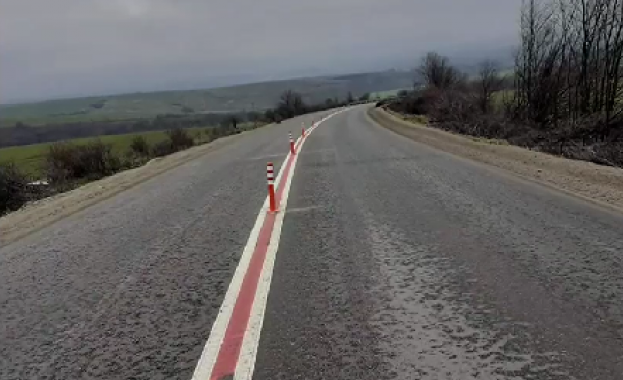 Започна монтирането на ограничителни колчета в участъка между селата Телиш