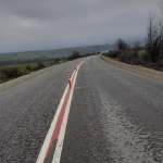 Поставят ограничителни колчета на пътя, където загинаха Сияна и кмет на Червен бряг