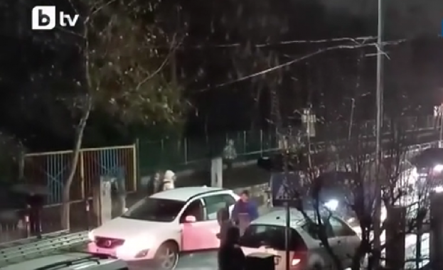 Тясна двупосочна улица пред училище в Пловдив създава проблеми с