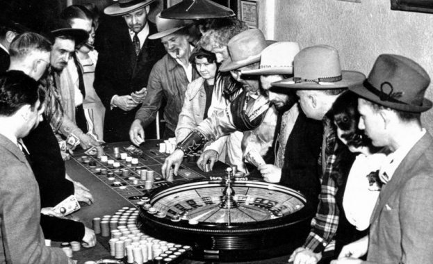 Чикаго 1923 година Мъж в скъп костюм потропва три пъти