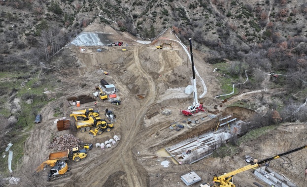 Над 60 тежкотоварни машини и над 170 строители работят на