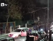 Транспортен хаос пред училище в Пловдив: Училищен бус блъснал родител на тротоара