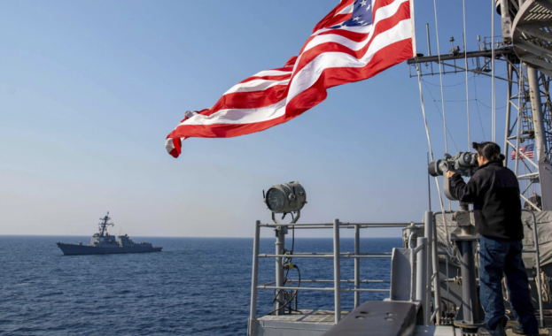 Военен кораб на САЩ и кораб за снабдяване на флота